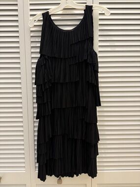 Sleeveless Black Pleated Tiered Midi Dress